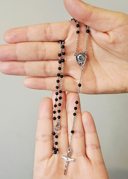 Rosario de plata con cuentas negras