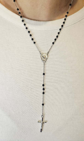 Rosario de plata con cuentas negras